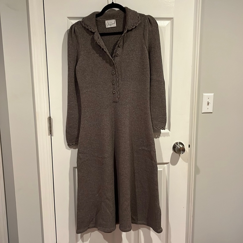 Vintage knit dress long sleeve midi length.